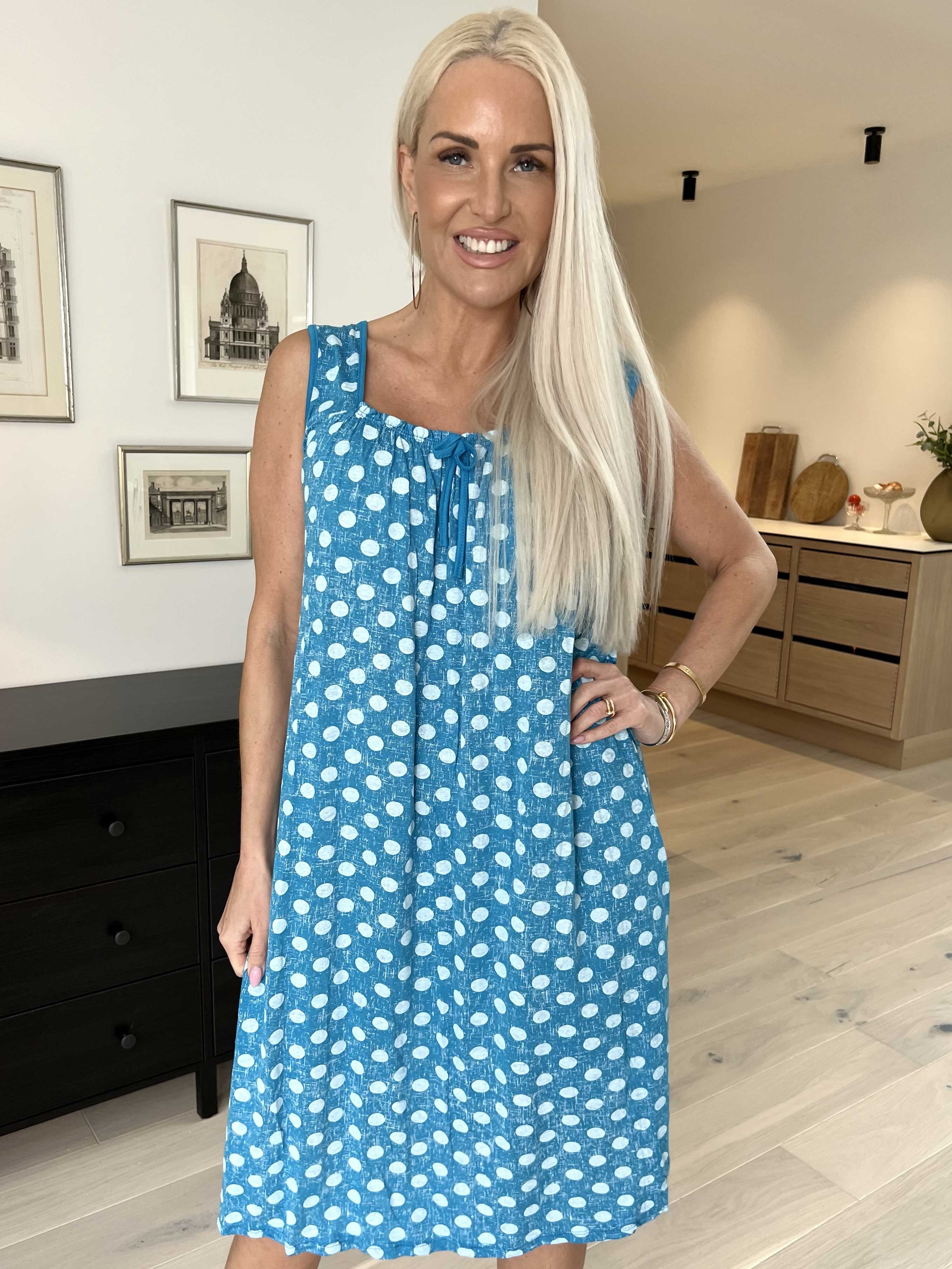 Medina - Prikket kjole med bindebånd